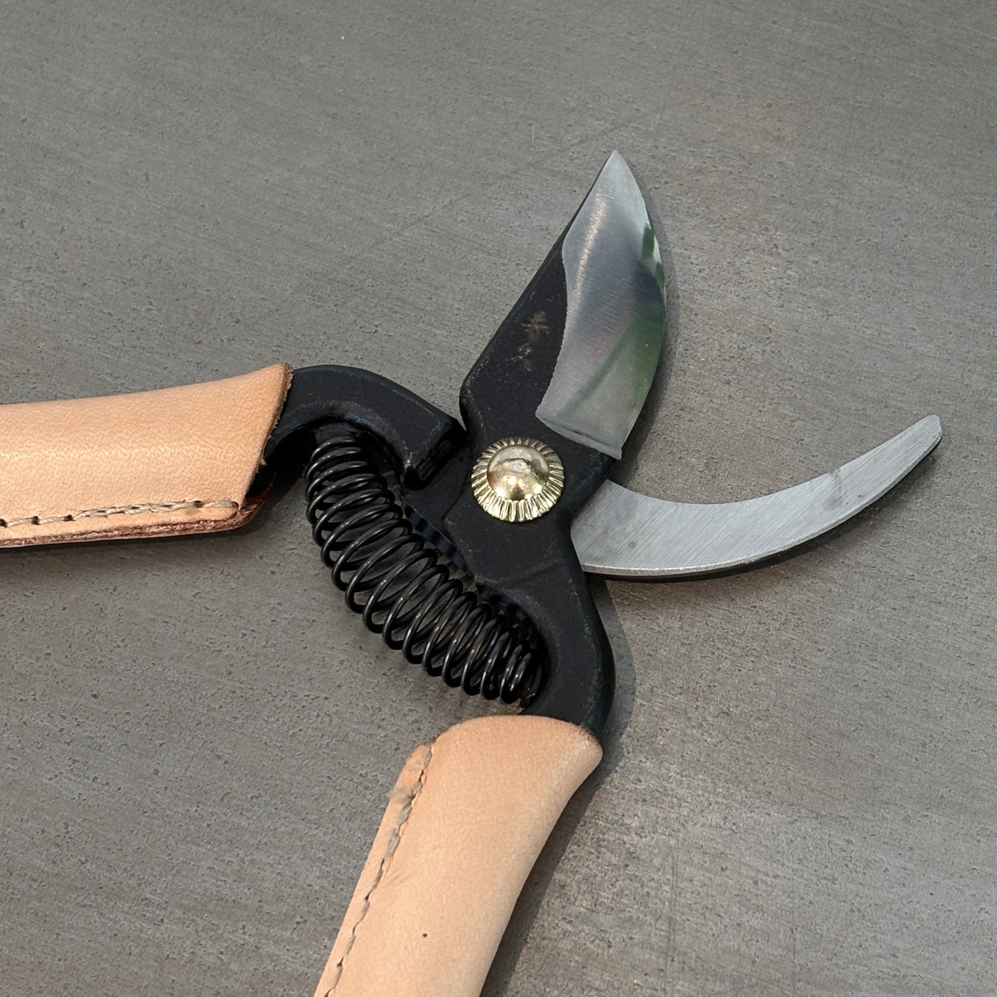 kleine Pflanzenschere, Ledergriff h.braun