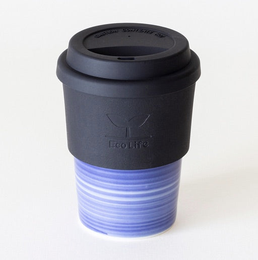 farbiger Kaffeebecher mit Silikondeckel blau